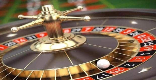 မြန်မာ Slots ကစားသမား ဖုန်းမှ ကစားနေသော ပုံ